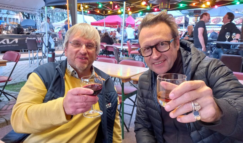 A gauche, Pierre Luthers, directeur de l’asbl « Enjeu » © « Village Gaulois »