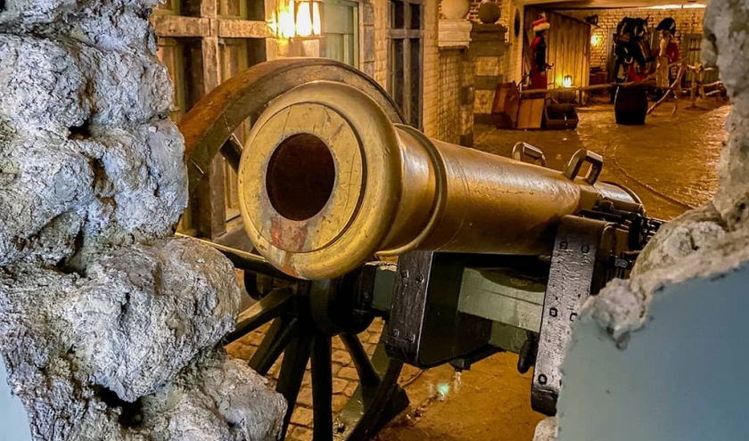 De la cour reconstituée de la ferme, un canon est pointé vers la salle suivante © « Europa Expo »