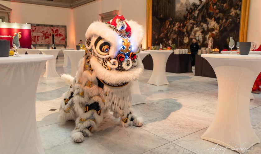 Un dragon chinois aux « Musées royaux des Beaux-Arts » © « HKETO » (« Hong Kong Economic and Trade Office »