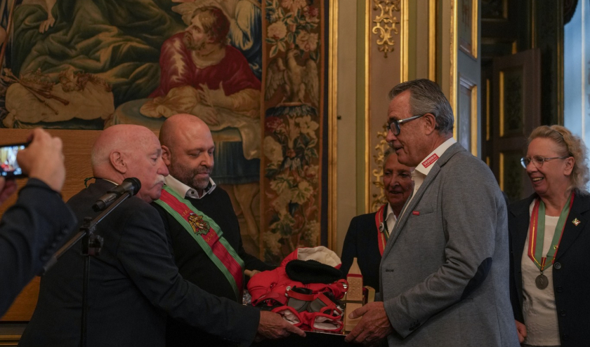 Remise du costume de "Manneken Pis" © Photo : « Verbier Tourisme »