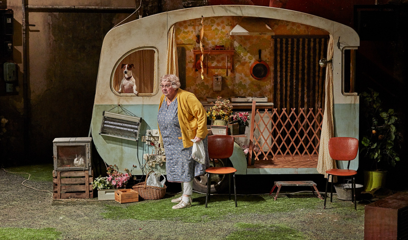 Odette et sa caravane vintage © Fabrice Robin