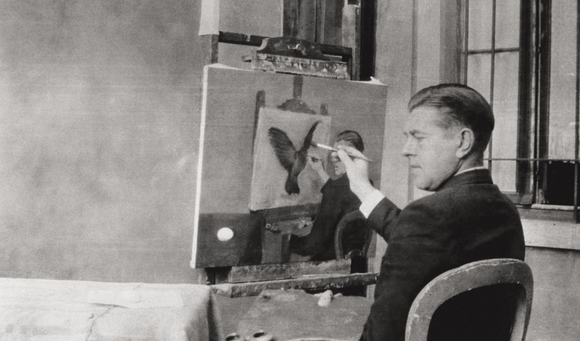 « René Magritte peignant ‘La Clairvoyance’ »/J. Nonkels/1936 © Charly Herscovici/« Sabam » 2019-2020