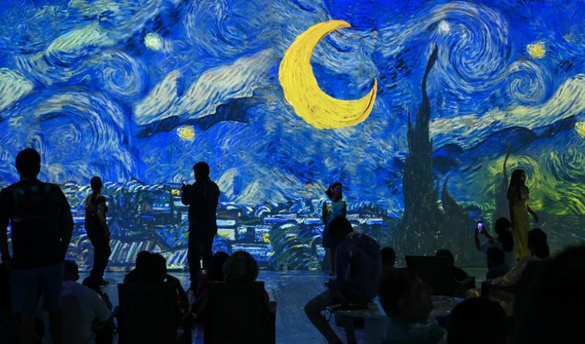 Entouré à 360° par le spectacle immersif des oeuvres de V. Van Gogh © « Exhibition Hub » © Ph. : « Le Soir »