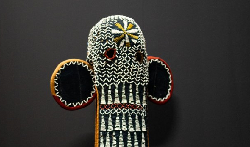 Masque textile Bamileke, avec perles et ficelles (Cameroun). Tissu, perles et ficelle © "MÜM"