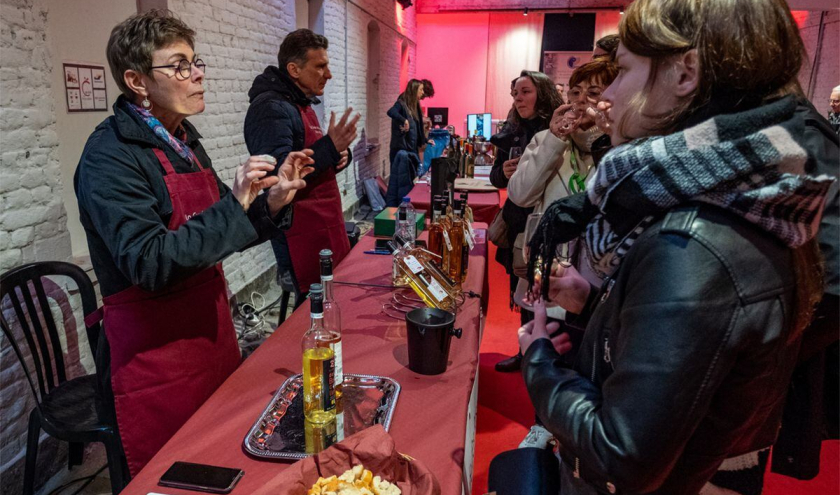 D'intéressantes rencontres avec des vigneron.nne.s © Photo : Vincent Lorent/"L'Avenir"