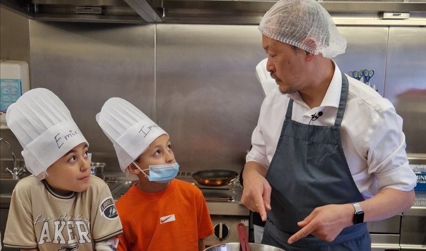 le Chef étoilé Sang Hoon Degeimbre était aux côtés des enfants hospitalisés pour un atelier culinaire exceptionnel à l’hôpital Universitaire des Enfants.