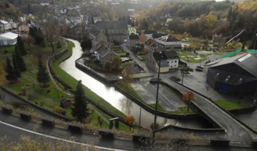 L'Ourthe argentee, entre golf et eglise 