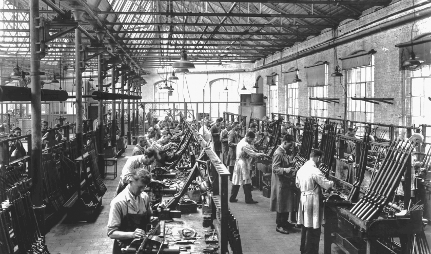 Atelier de montage des fusils Mauser, 1924 © Fondation Ars Mechanica