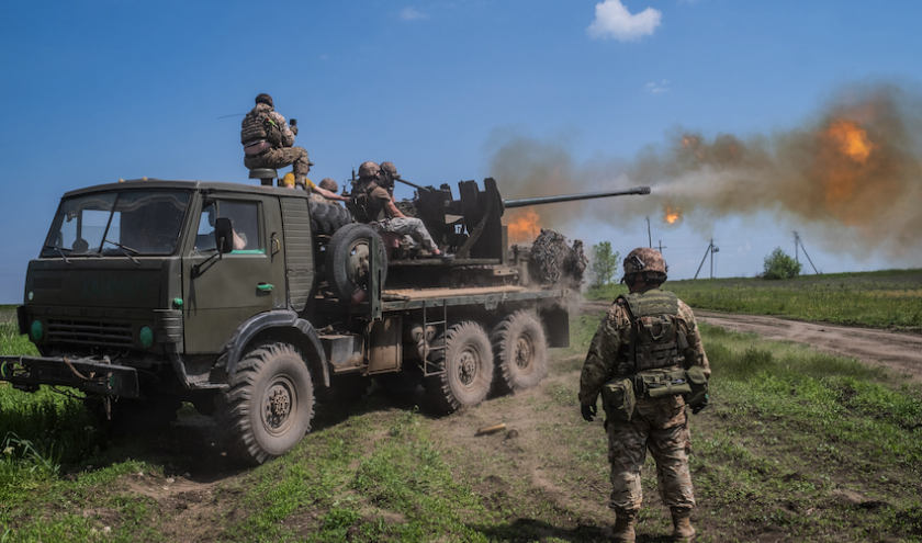 Virginie Nguyen Hoang. Ukraine, région du Donbass, 2023/05/15 : Les soldats ukrainiens de la 28e Brigade mécanisée des gardes séparés tirent avec le canon anti-aérien soviétique S-60 vers les positions russes en direction de Bakhmout. © Virginie Nguyen Hoang / Collectif HUMA