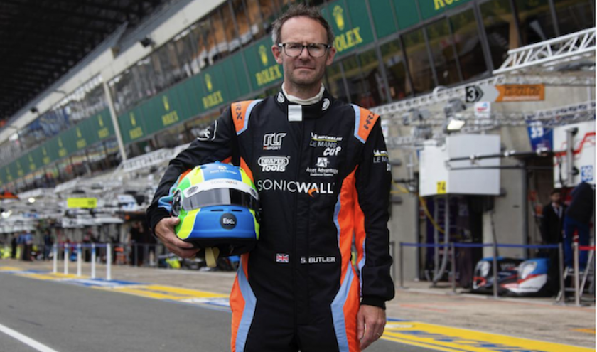 Un prêtre au départ de la course des Spa Six Hours le samedi 27 septembre