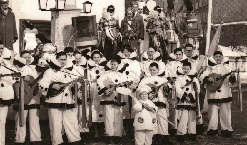 ORCHESTRE DES MANDOLINISTES DE MALMEDY EN 1952 ORCHESTRE DES MANDOLINISTES DE MALMEDY EN 1952