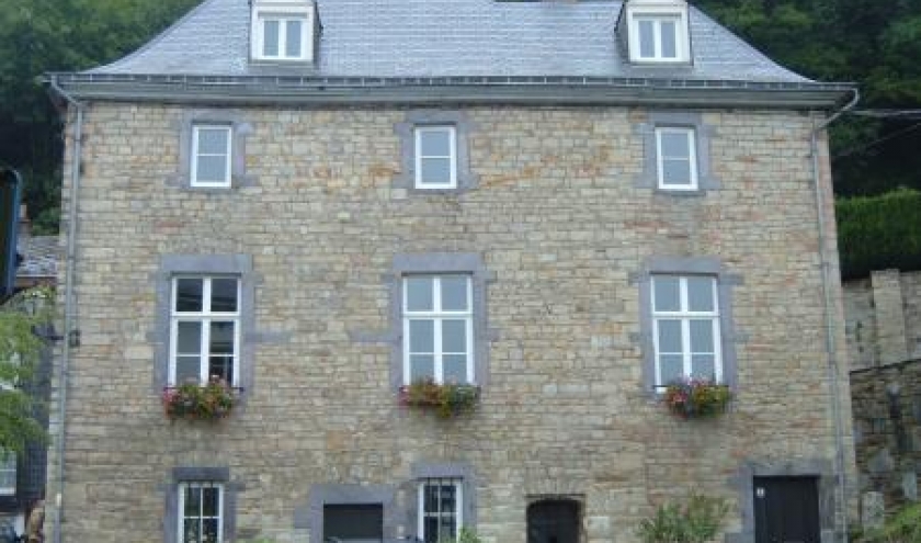 Construite en 1601 par les bourgeois malmédiens pour se protéger des pillards (une des 8 portes), détruite en 1689 lors de l’incendie, elle devint siège des Magistrats et Haute Cour de Justice, puis mairie (1810). Actuel siège de l’ASBL Malmedy – Folklore Construite en 1601 par les bourgeois malmédiens pour se protéger des pillards (une des 8 portes), détruite en 1689 lors de l’incendie, elle devint siège des Magistrats et Haute Cour de Justice, puis mairie (1810). Actuel siège de l’ASBL Malmedy – Folklore