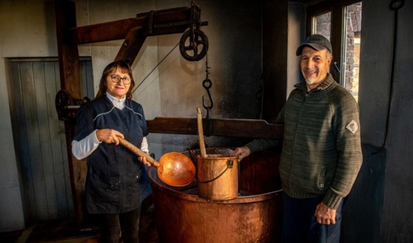 Maurice Thomsin et son épouse perpétuent une tradition ancestrale ( Photo: EDa Philippe Laveleye ) Maurice Thomsin et son épouse perpétuent une tradition ancestrale ( Photo: EDa Philippe Laveleye )