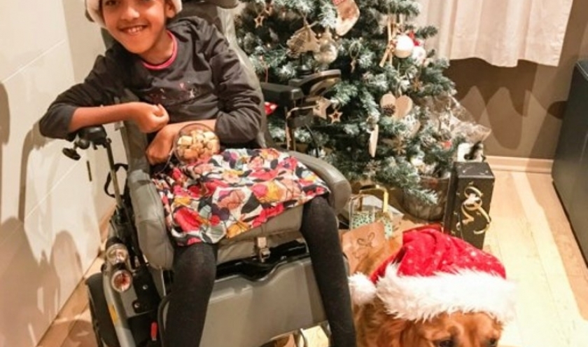 Le chien Hitch accompagne Heran partout! Un bien beau cadeau de l’ASBL Os’mose pour 2020. Le chien Hitch accompagne Heran partout! Un bien beau cadeau de l’ASBL Os’mose pour 2020.
