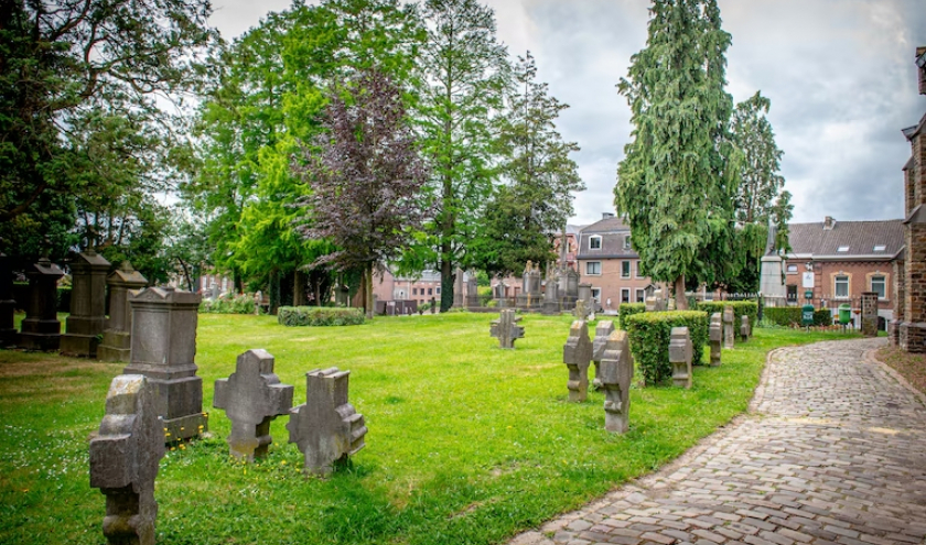 La Commune appelle à respecter le cimetière de l'église Saint-Hubert, lieu de recueillement. ©EDA La Commune appelle à respecter le cimetière de l'église Saint-Hubert, lieu de recueillement. ©EDA