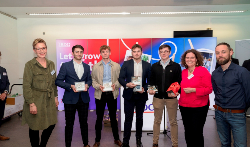Les vainqueurs du défi des Cantons de l'Est : de gauche à droite : Catherine JUNGBLUTH (WFG), Corentin BIVORT, Mathis LAMBERMONT, Dimitri KOROSTOVSKIY, Julien PIRNAY, Sandra DE TAEYE (ATCE), Daniel NIESSEN (Ministère CG) © HLBG Les vainqueurs du défi des Cantons de l'Est : de gauche à droite : Catherine JUNGBLUTH (WFG), Corentin BIVORT, Mathis LAMBERMONT, Dimitri KOROSTOVSKIY, Julien PIRNAY, Sandra DE TAEYE (ATCE), Daniel NIESSEN (Ministère CG) © HLBG