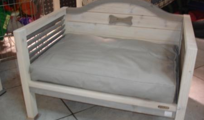 lit en bois avec coussin confortable 159 euros lit en bois avec coussin confortable 159 euros