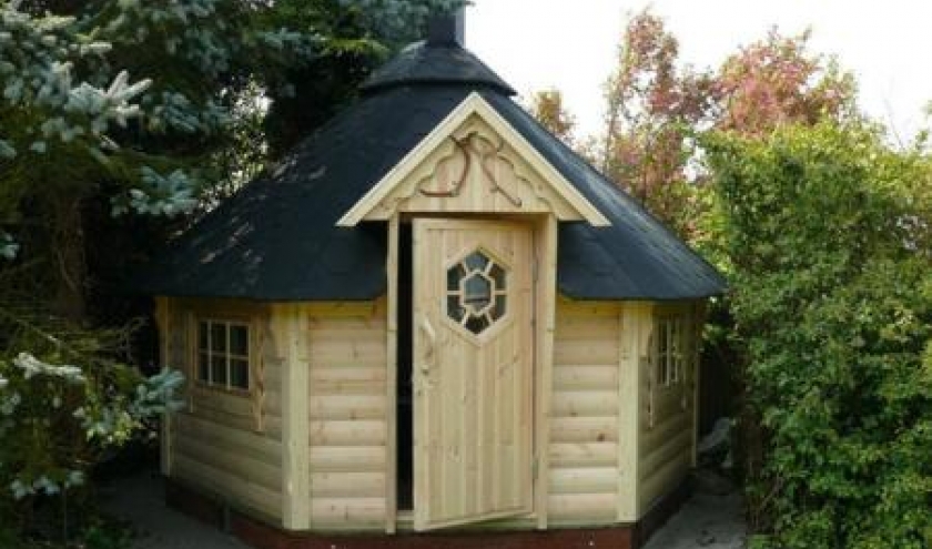 La cabane typique des pecheurs de Laponie appelee Kota est fabrique en pin du nord ,avec fenetres a double vitrage . Construction de forme hexagonale et d'environ 4 metres de diametre . Elle peut accueillir confortablement 6 personnes La cabane typique des pecheurs de Laponie appelee Kota est fabrique en pin du nord ,avec fenetres a double vitrage . Construction de forme hexagonale et d'environ 4 metres de diametre . Elle peut accueillir confortablement 6 personnes