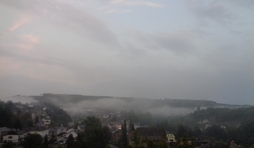 Houffalize. Au ciel les avatars curieux jettent sur la ville de protecteurs regards