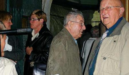 Une image de Georges Deumer (au centre), une des deux Georges anciens bourgmestres avant la fusion des communes et deux fois échevin d'affilé après. Photo ardenneweb, chapelle ND de Forêt à Houffalize. 
