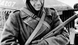 GI William Furia, casque camouflage en dentelle. 