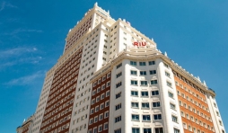 La chaine d'hôtels RIU touche le ciel de Madrid