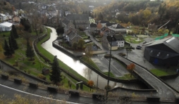 L'Ourthe argentee, entre golf et eglise 