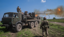 Virginie Nguyen Hoang. Ukraine, région du Donbass, 2023/05/15 : Les soldats ukrainiens de la 28e Brigade mécanisée des gardes séparés tirent avec le canon anti-aérien soviétique S-60 vers les positions russes en direction de Bakhmout. © Virginie Nguyen Hoang / Collectif HUMA