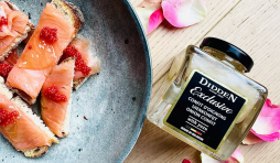 TOASTS AU SAUMON FUMÉ, OEUFS DE TRUITE ET CONFIT D'OIGNON YUZU
