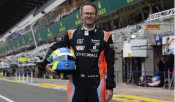 Un prêtre au départ de la course des Spa Six Hours le samedi 27 septembre