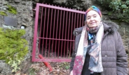 Maria devant " la grotte"