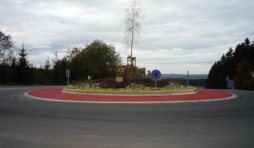 Le rond - point de la nouvelle route de la carriere