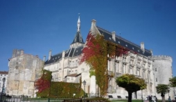 Hotel de ville ( 1865 ) Ancien chateau