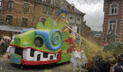 À Stavelot, les Blancs Moussis canardent jusqu'à 8 tonnes de confettis. Qui pèsent leur poids, surtout s'il pleut. ©EDA