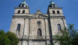 Les tours de la Cathedrale : celle de gauche abrite le carrillon - celle droite accueille les 4 bourdons