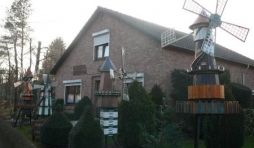La facade du 2 route de Troisfontaines a Tiege