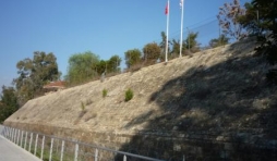 Remparts construits par les Venitiens au 15eme siecle entourant la vieille ville .
