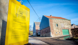 La réunion d'information préalable avait été annoncée non loin de l'exploitation ainsi que sur le site de la Commune d'Aubel. ©EDA