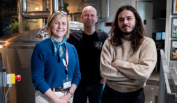 Martine Meurens, une entrepreneuse aubeloise, et son fils, Tom Rodrigues, chimiste, reprennent les rênes de la Brasserie de Liège à La Grand Poste. ©Brass Martine Meurens, une entrepreneuse aubeloise, et son fils, Tom Rodrigues, chimiste, reprennent les rênes de la Brasserie de Liège à La Grand Poste. ©Brass